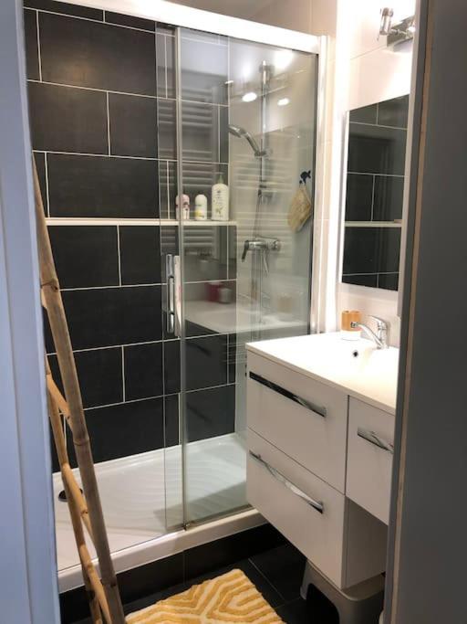 Appartement En Duplex Avec Parking Et Jardinet Bourges Esterno foto