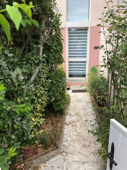 Appartement En Duplex Avec Parking Et Jardinet Bourges Esterno foto